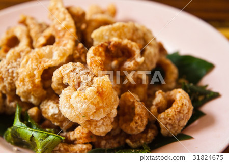 Crispy pork salted rind with thai herbal 31824675