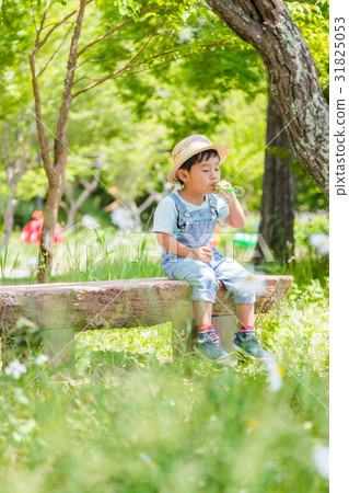 兒童男孩3歲公園泡泡 兒童男孩3歲公園泡泡 31825053
