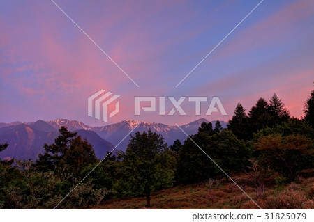從Yashikami Pass看到的晨光的Shiramine 從Yashikami Pass看到的晨光的Shiramine 31825079