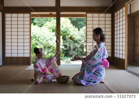 父母和孩子穿著浴衣 31827873