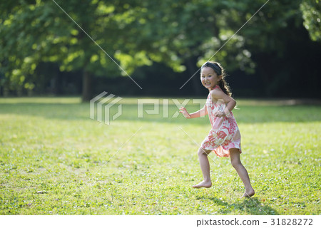 赤腳跑步的女孩 赤腳跑步的女孩 31828272