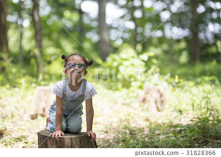 女孩戴著太陽鏡 31828366