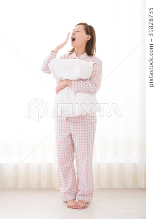 Sleepwear lady wakes up 31828735