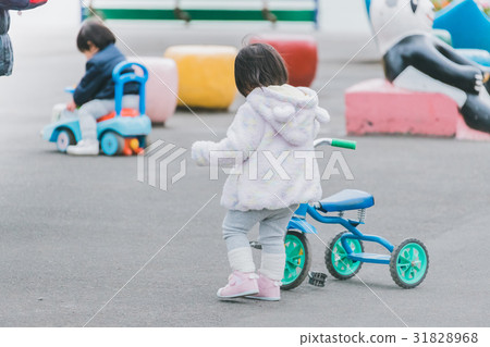 younger, little child, toddler 31828968