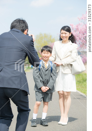 Family to take entrance ceremony photograph Family to take entrance ceremony photograph 31829373