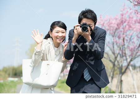 Parents taking entrance ceremony photographs 31829471
