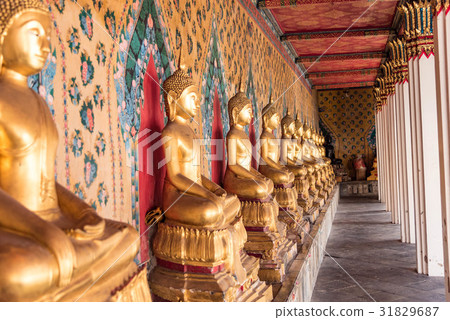 黎明寺Akatsuki寺廟菩薩雕像在曼谷，泰國 31829687