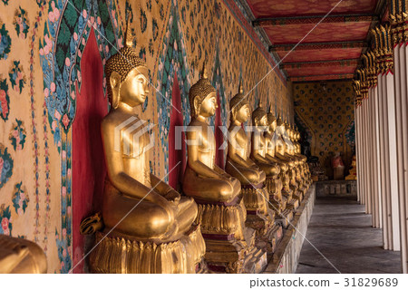 黎明寺Akatsuki寺廟菩薩雕像在曼谷,泰國 黎明寺Akatsuki寺廟菩薩雕像在曼谷,泰國 31829689