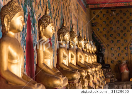 黎明寺Akatsuki寺廟菩薩雕像在曼谷,泰國 黎明寺Akatsuki寺廟菩薩雕像在曼谷,泰國 31829690