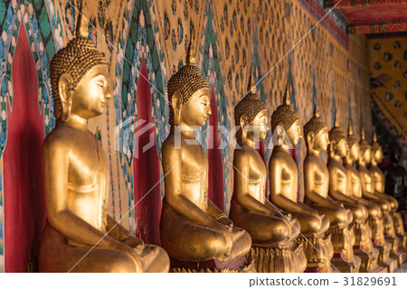黎明寺Akatsuki寺廟菩薩雕像在曼谷，泰國 31829691