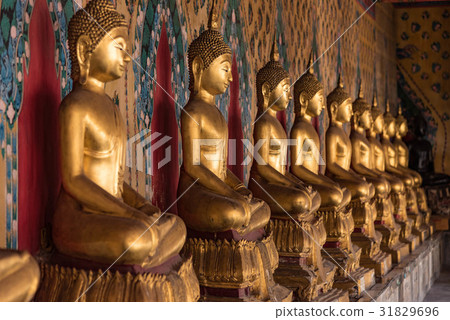 黎明寺Akatsuki寺廟菩薩雕像在曼谷,泰國 黎明寺Akatsuki寺廟菩薩雕像在曼谷,泰國 31829696