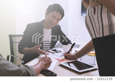 Businessman and team talking and briefing  31831139