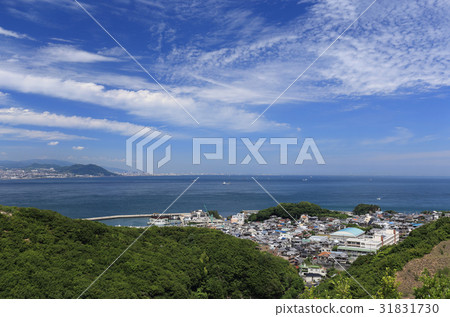 從Awaji SA,神戶市,大阪灣觀看Iwaya的街道 從Awaji SA,神戶市,大阪灣觀看Iwaya的街道 31831730