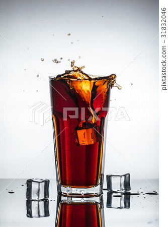 Splashes of drink from a glass Splashes of drink from a glass 31832046