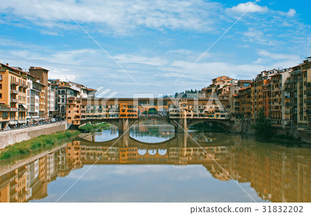 Medieval Bridge over the Arno River, in Florence 31832202