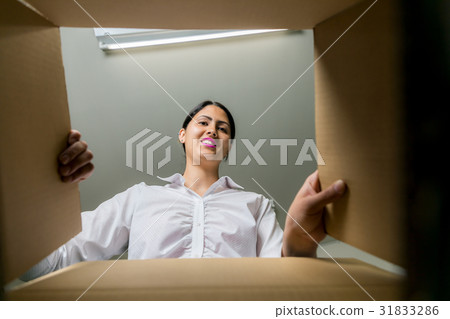 看在箱子的婦女 31833286