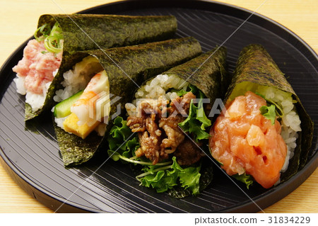 Hand rolled sushi 31834229