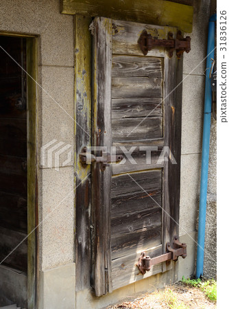 Gobbling thick, wooden door 31836126
