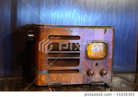 Old wooden radio 31836363