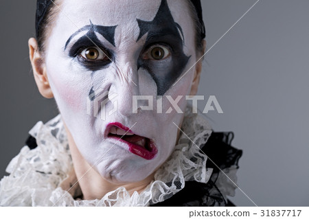 Woman in disguise harlequin 31837717