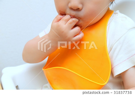 嬰兒舔手指 31837738