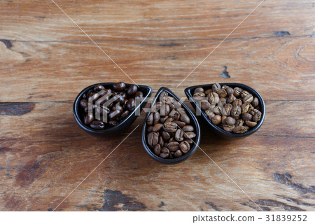 Roasted coffee beans of three different level  31839252