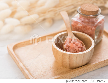 Himalayan raw salt in glass bottle on wooden tray 31839257