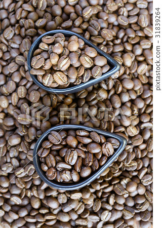 Roasted coffee beans of three different level  31839264