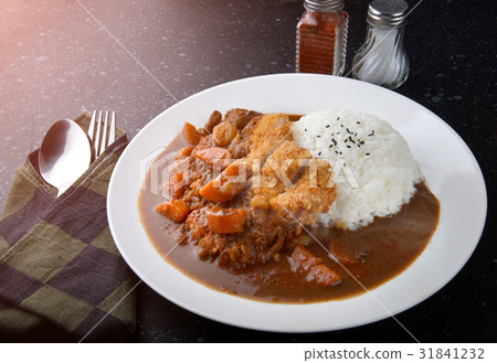 Rice with deep fried pork and curry . 31841232
