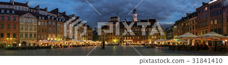 Panorama of the Old Town Square in Warsaw at night 31841410