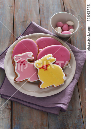 Easter sweets on a rustic table 31843768