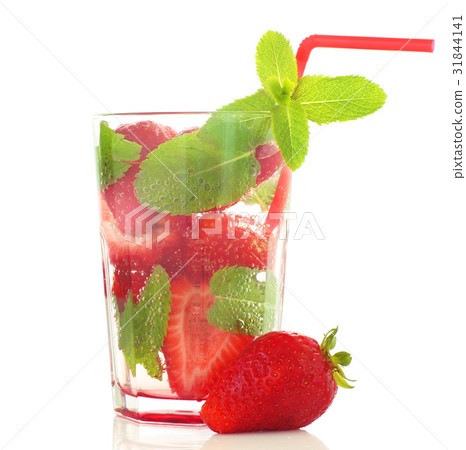Strawberry mojito isolated on white 31844141