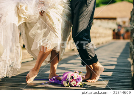 Barefoot Wedding Couple 31844609
