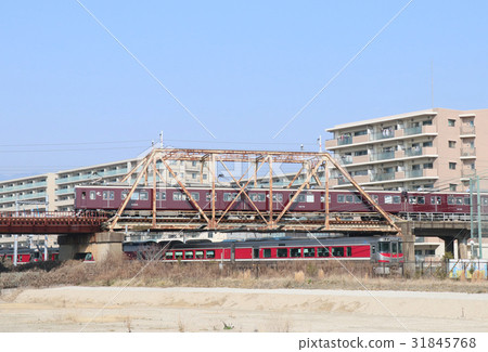 特快濱風和阪急今津線相交的西宮站附近 特快濱風和阪急今津線相交的西宮站附近 31845768