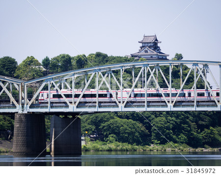 犬山城和犬山橋和名鐵火車 31845972