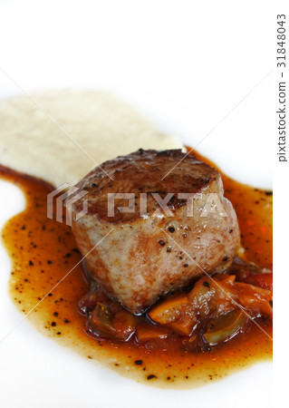 beef steak with red wine sauce and mashed potatoes 31848043
