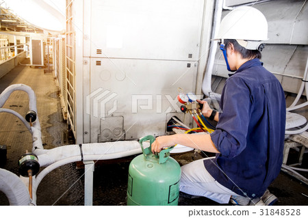 Technician is checking air conditioner 31848528