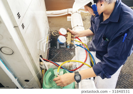 Technician is checking air conditioner 31848531