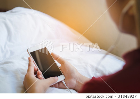 Young woman using a smart phone   31848927