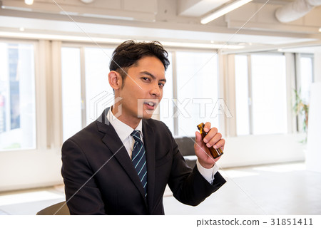 企業商業場面核心運作的飲料能量飲料生命力快樂的男性僱員醫學 31851411