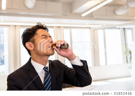 企業商業場面核心運作的飲料能量飲料生命力快樂的男性僱員醫學 企業商業場面核心運作的飲料能量飲料生命力快樂的男性僱員醫學 31851416