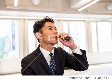 企業商業場面核心運作的飲料能量飲料生命力快樂的男性僱員醫學 31851417