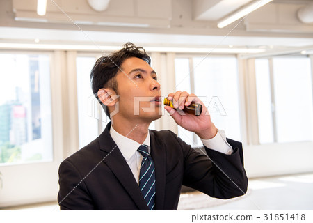企業商業場面核心運作的飲料能量飲料生命力快樂的男性僱員醫學 31851418