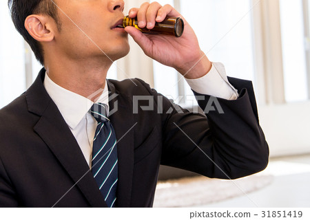 企業商業場面核心運作的飲料能量飲料生命力快樂的男性僱員醫學 31851419