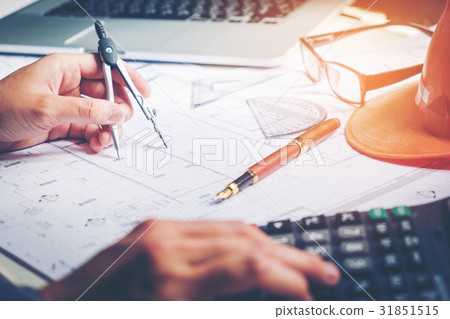 Architect or engineer working in office 31851515
