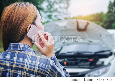 young Woman calling for assistance wit her car  31854608