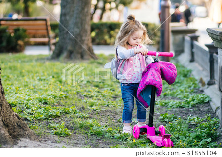 Little girl walking in the park 31855104