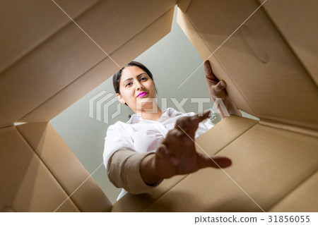 看著盒子裡面的女人 31856055