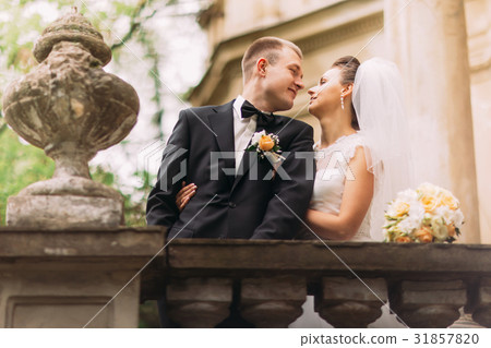 The close-up portrait of the hugging newlyweds 31857820