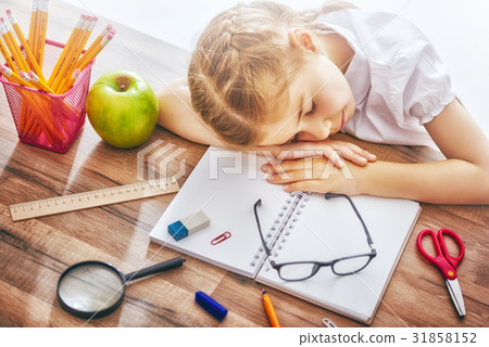 Kid is learning in class 31858152